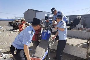 多姆又在四国赛碰到熟人了 前CBA球员阿巴斯和前NBA球员杰弗森